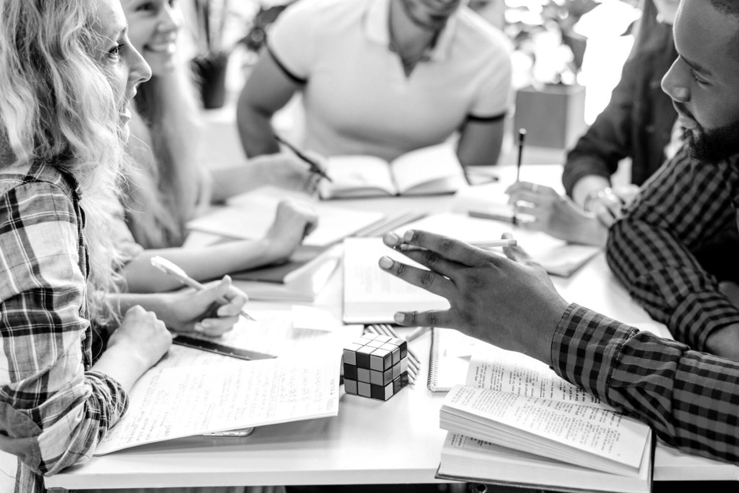 Moderner Arbeitsplatz für Finanzplanung und Projektmanagement