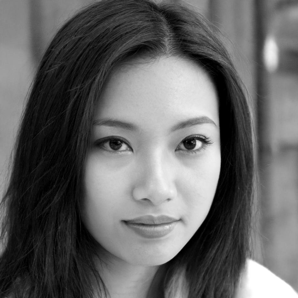 Kursleiterin erklärt Budgetplanung an einem Whiteboard