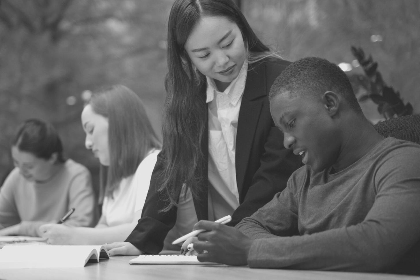 Team bei der Budgetbesprechung mit Diagrammen