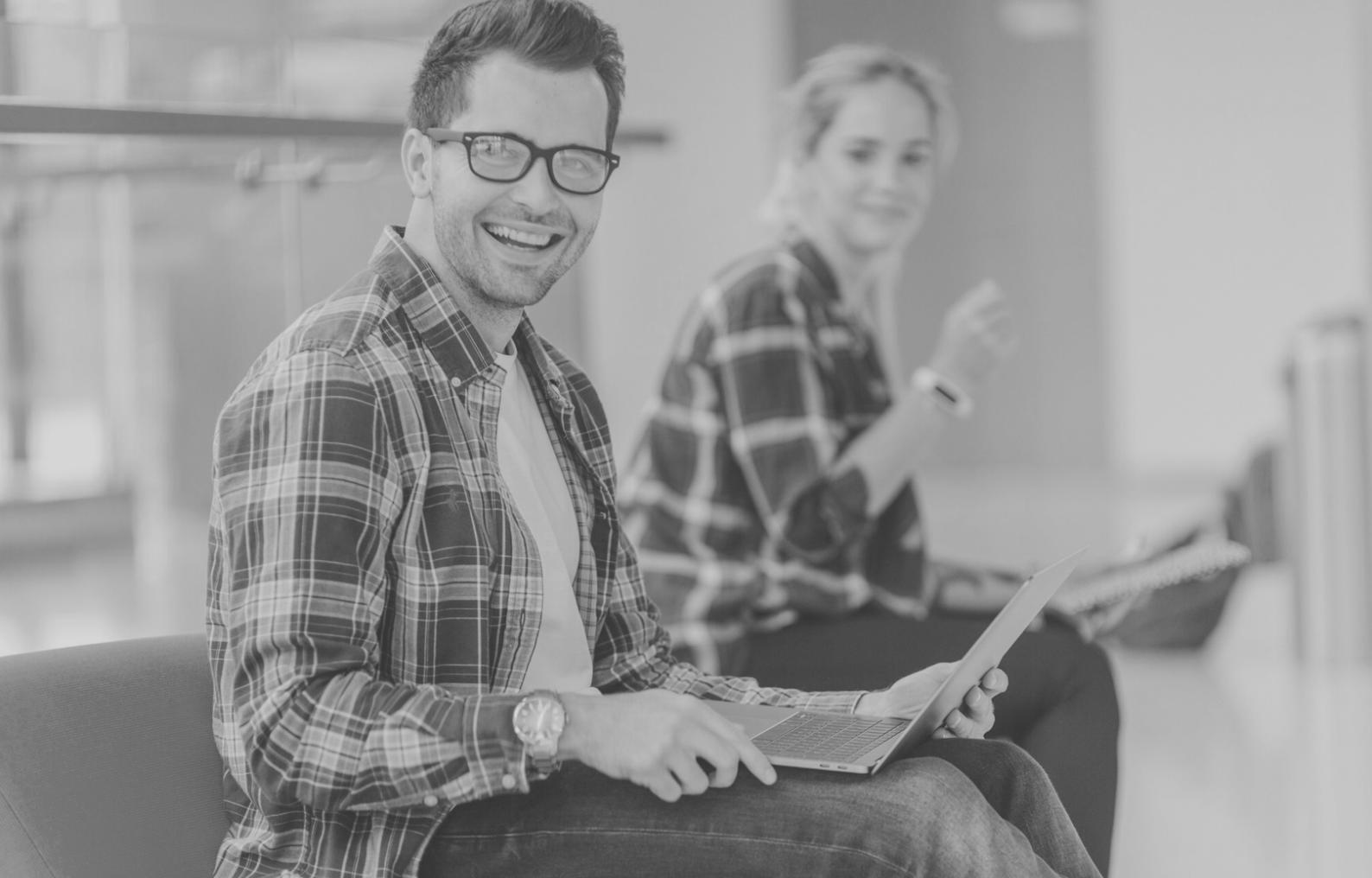 Teilnehmer bei der praktischen Budgetplanung am Computer